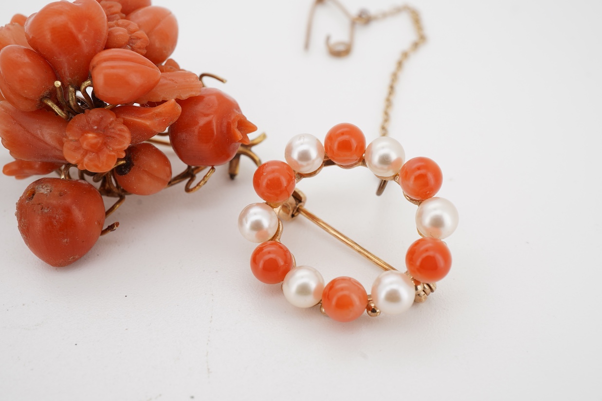 A group of three brooches to include a Victorian yellow metal target brooch, a cultured pearl and coral 9ct wreath brooch and a 19th century carved coral cluster brooch, together with a pair of peridot and white paste se